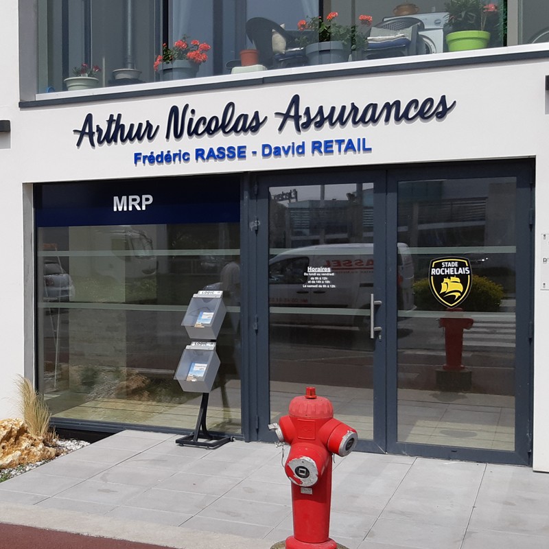 Arthur Nicolas Assurances Enseigne PVC épaisseur 19 mm teinté sur face avant et chants