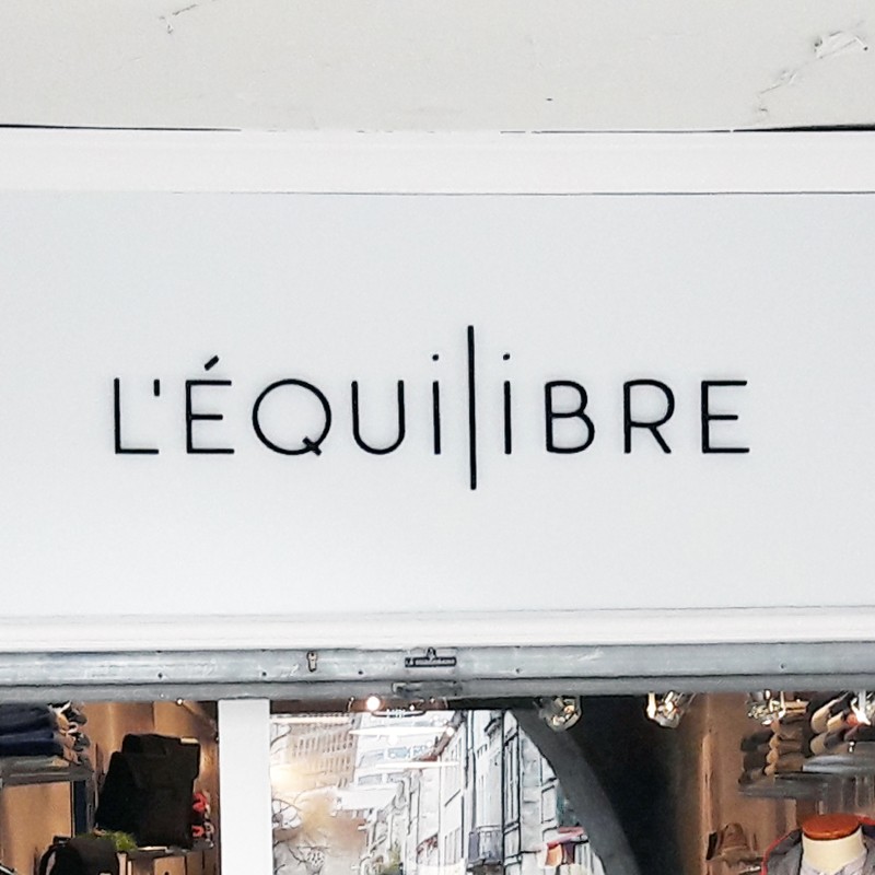 L'équilibre Enseigne PVC épaisseur 30 mm teinté sur face avant et chants
