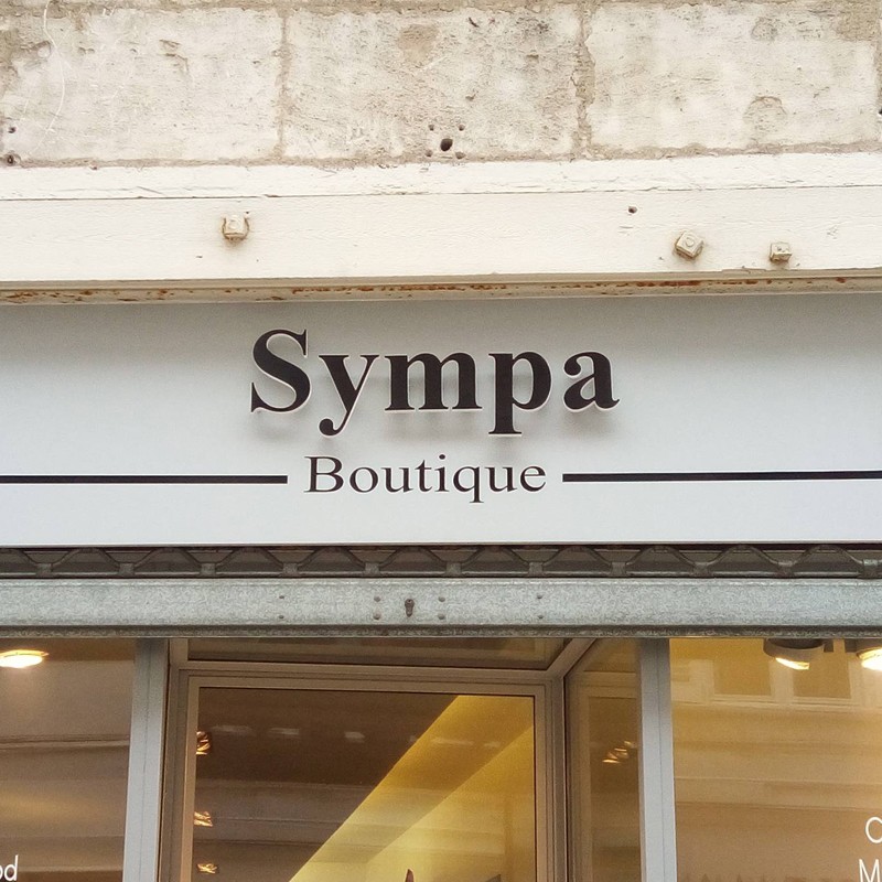 Sympa Boutique Enseigne PVC épaisseur 19 mm teinté sur face avant et chants brut