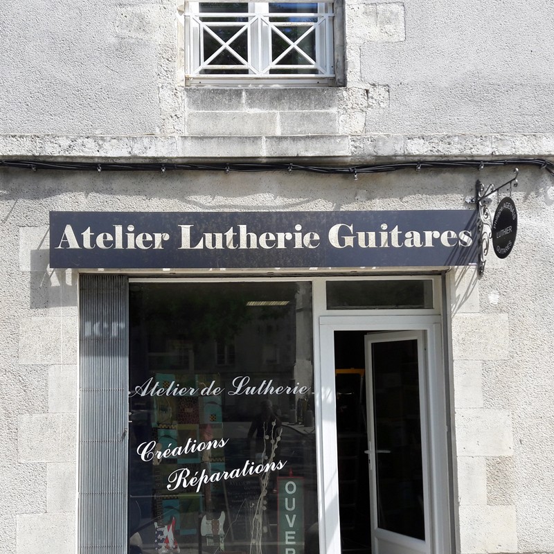 Atelier Luterie Guitares en dibond lettres découpées en pochoir