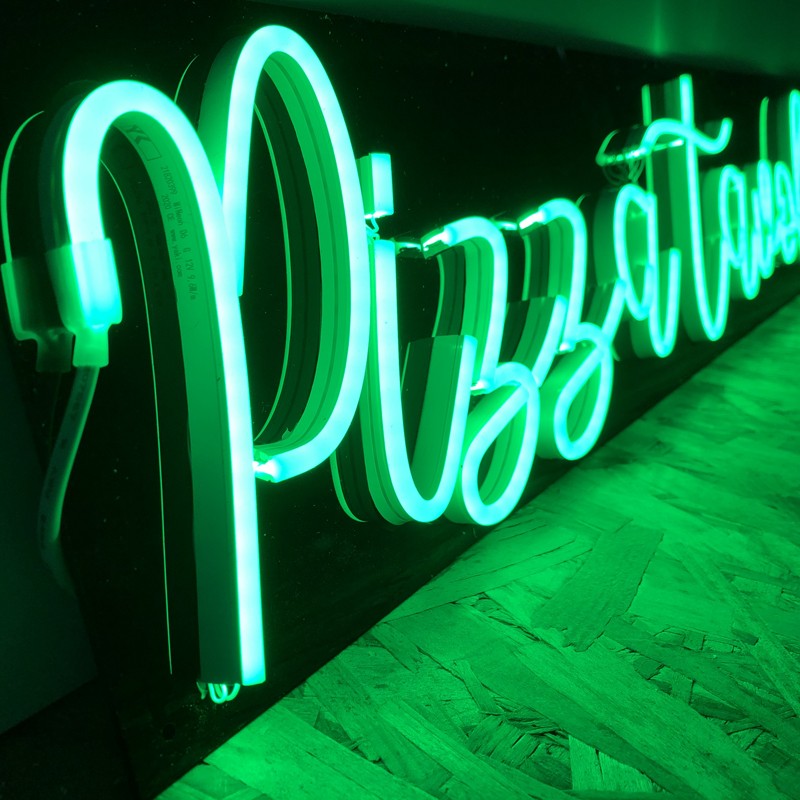 Enseigne Néon LED vert Pizza Tavola di Bruno plexiglas noir découpe rectangle