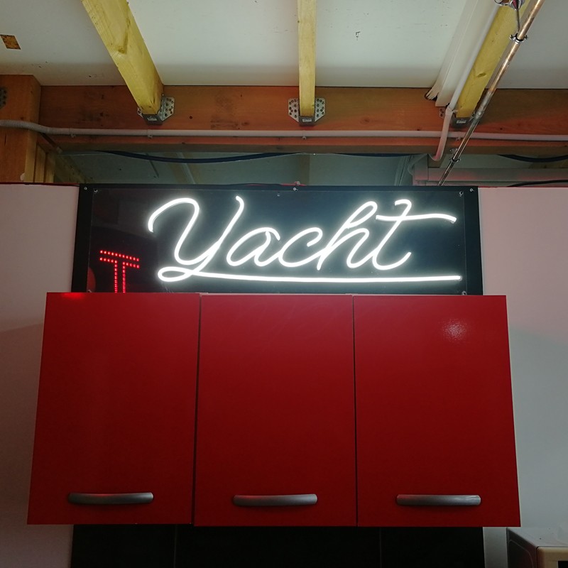 Enseigne Néon LED Blanc Yacht Plexiglas transparent découpe à la forme