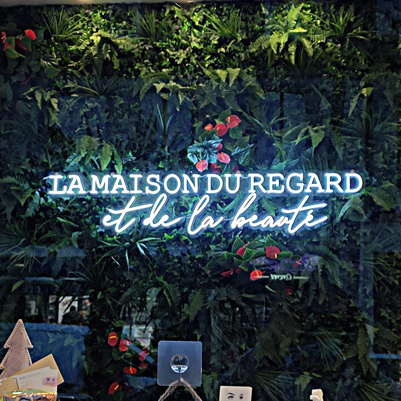 Enseigne logo en néon LED blanche et plexiglas transparent découpe à la forme, La Maison Du Regard et de la beauté