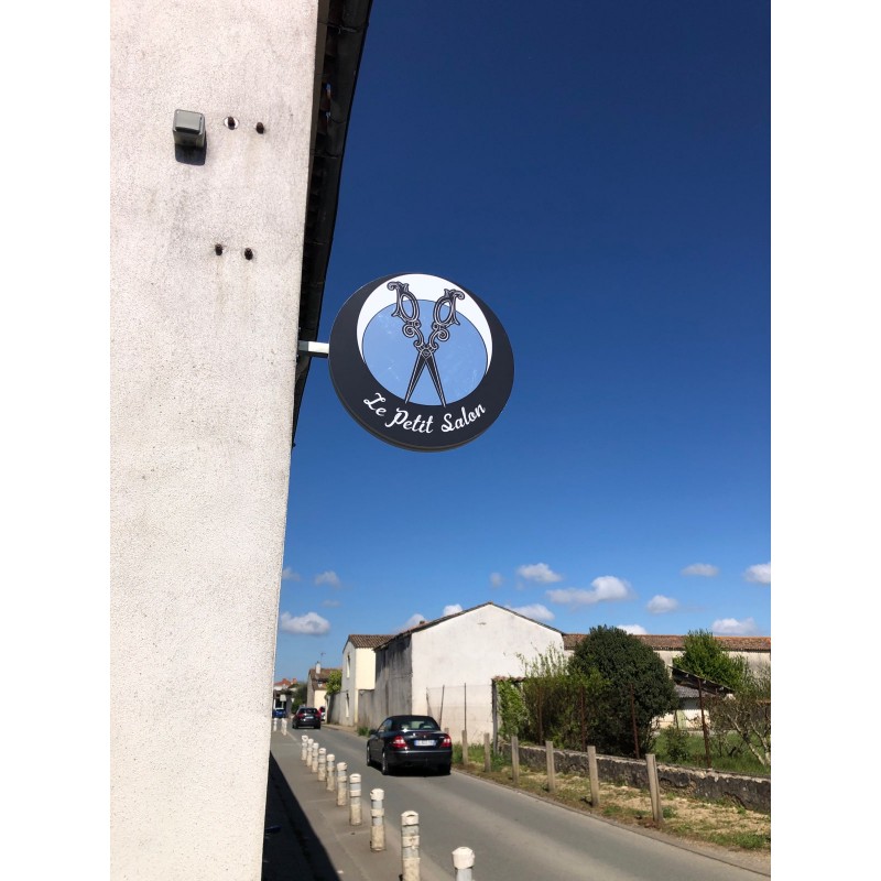 Enseigne Drapeau PVC Ronde Épaisseur 60 mm de coiffeur avec du chrome