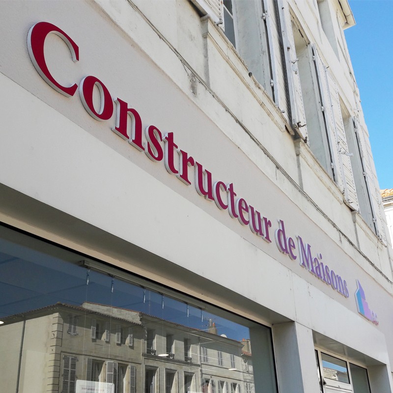 IGC Enseigne PVC épaisseur 19 mm teinté sur face avant, chants brut