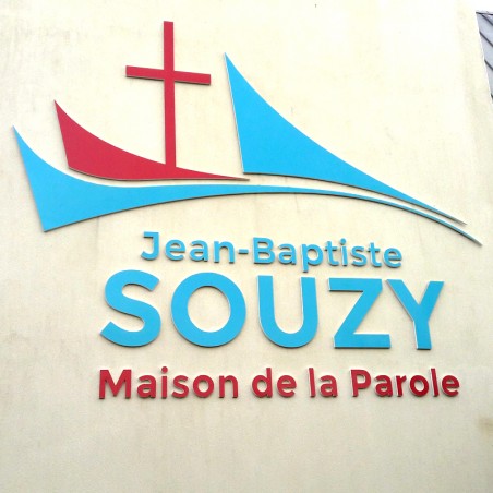 Souzy Enseigne PVC épaisseur 19 mm teinté sur face avant et chants brut
