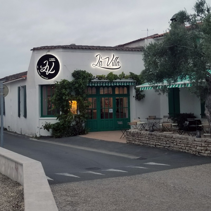 La Villa enseigne lumineuses en rétroéclairage LED lettres de 70 cm de haut en PVC