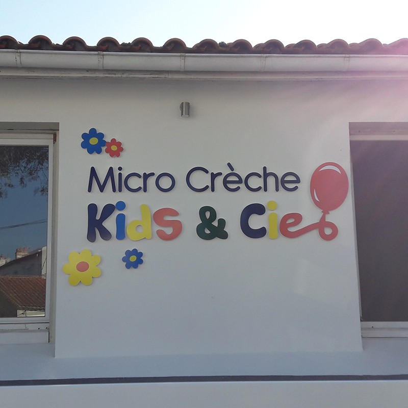 Enseigne logo micro crèche kids & cie PVC devanture extérieure