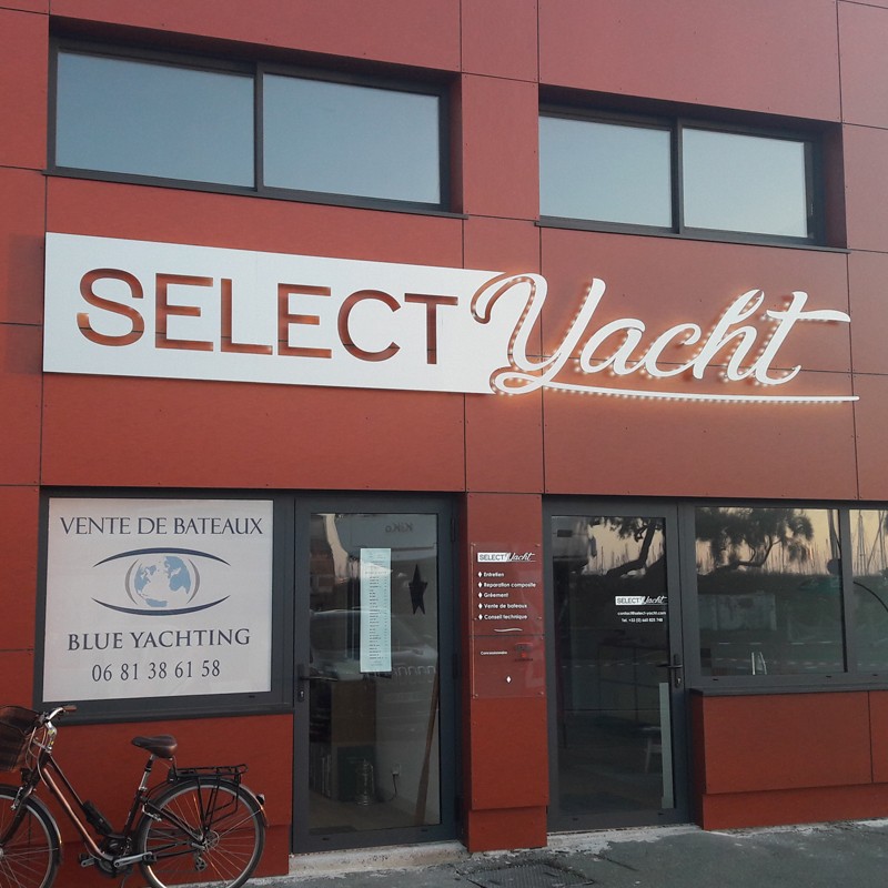 Select Yacht enseigne logo découpé en Dibond rétroéclairage lumineux
