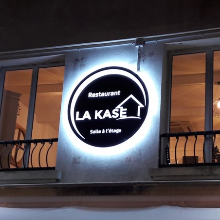 La kase enseigne logo découpé en Dibond rétroéclairage lumineux