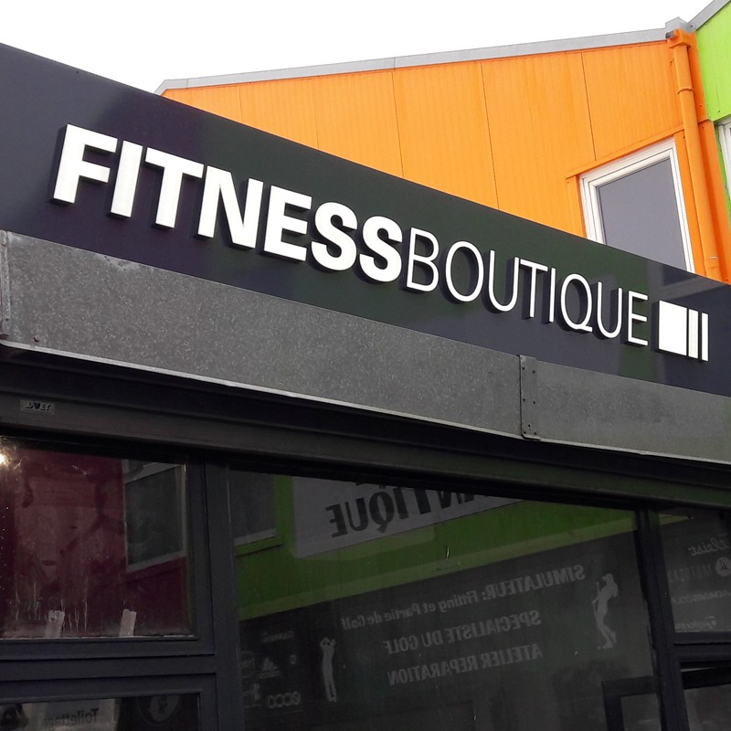 Enseigne Fitness boutique plexiglas diffusant lumineux face avant