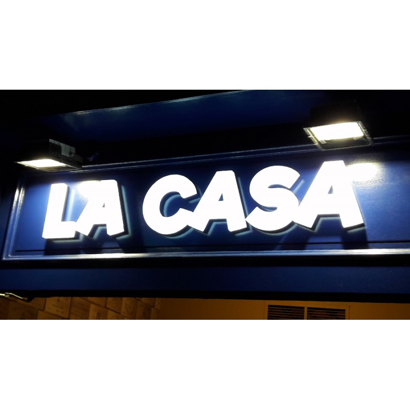 Enseigne La CASA logo lumineux en Plexiglass chants et face avant