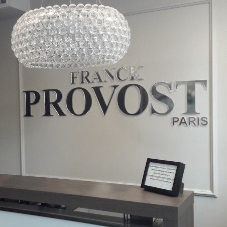 Enseigne intérieur coiffeur Franck Provost lettres plexiglas translucide effet verre avec adhésif au dos collé double face