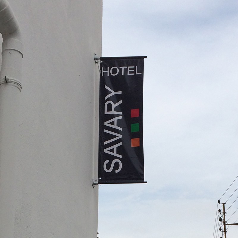 Enseigne drapeau en bâche Hôtel Savary